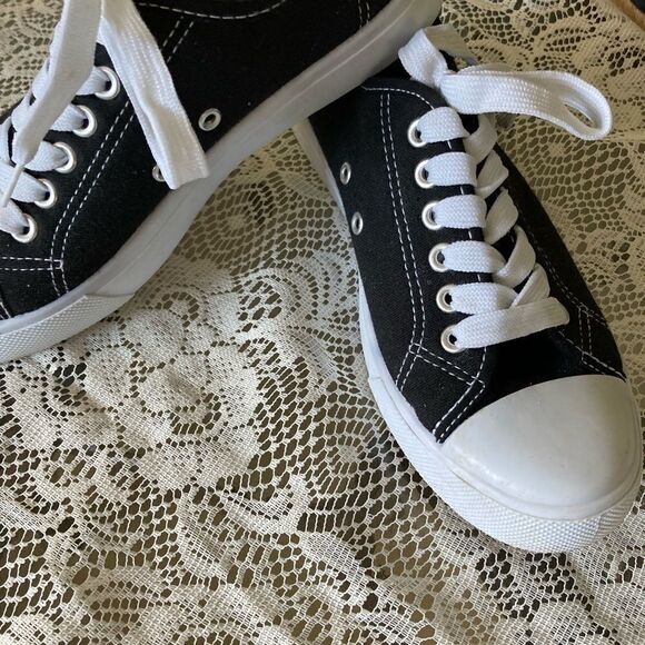 Bobbie Brooks sneakers Size 6 - Picture 8 of 11